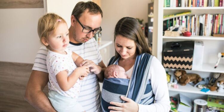 El nuevo permiso retribuido de dos semanas para el cuidado de los hijos se podrá solicitar desde el 1 de enero de 2026: así debes hacerlo