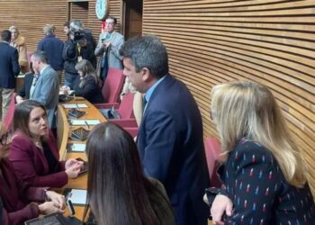 El nuevo destino de Mazón en las Corts: del asiento de honor al ‘gallinero’ con un plus de 600 euros
