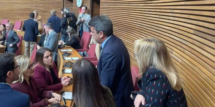 El nuevo destino de Mazón en las Corts: del asiento de honor al ‘gallinero’ con un plus de 600 euros