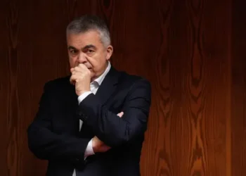 Santos Cerdán se acoge a su derecho a no declarar y denuncia una “persecución propia de la Inquisición” ante la comisión del caso Koldo