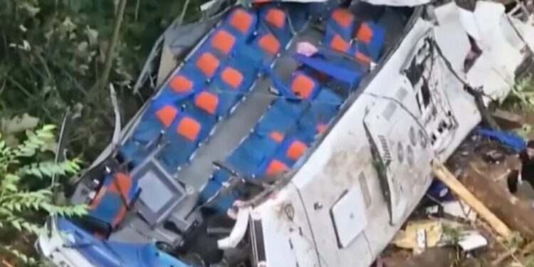 Tragedia en Colombia: Accidente de autobús escolar causa 17 muertes