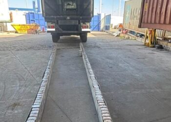 Intervenidos más de 2.100 kilos de hachís en el puerto de Algeciras ocultos en dobles fondos de camiones