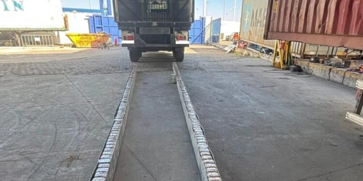 Intervenidos más de 2.100 kilos de hachís en el puerto de Algeciras ocultos en dobles fondos de camiones