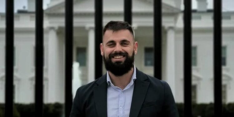 Vox abre expediente a su número dos en Revuelta tras polémica por gastos y filtraciones