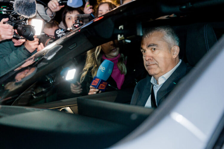 El exsecretario de organización del PSOE Santos Cerdán a su salida de la prisión de Soto del Real, a 19 de noviembre de 2025, en Soto del Real, Madrid (España). El instructor del caso Koldo en el Tribunal Supremo (TS), Leopoldo Puente, ha puesto en libertad a Cerdán tras 4 meses y 20 días en prisión provisional por su presunto papel principal en la trama de adjudicación de obra pública a cambio de comisiones que se investiga en el caso, pero le han impuesto medidas cautelares prohibición de salida del país y firma quincenal en sede judicial ante los fuertes indicios en su contra.
19 NOVIEMBRE 2025;CERDÁN;CÁRCEL;LIBERTAD;CASO KOLDO;CENTRO PENITENCIARIO
Carlos Luján / Europa Press
19/11/2025