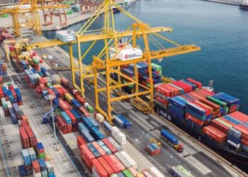 Marruecos desembarca en los puertos españoles: El gigante Marsa Maroc compra el 45% de la división de terminales de Boluda