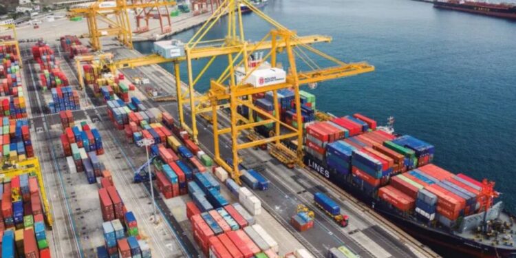 Marruecos desembarca en los puertos españoles: El gigante Marsa Maroc compra el 45% de la división de terminales de Boluda