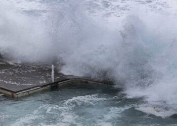 Marruecos en alerta roja: Olas de hasta 6,5 metros amenazan la costa atlántica tras el trágico balance de 37 muertos por las lluvias