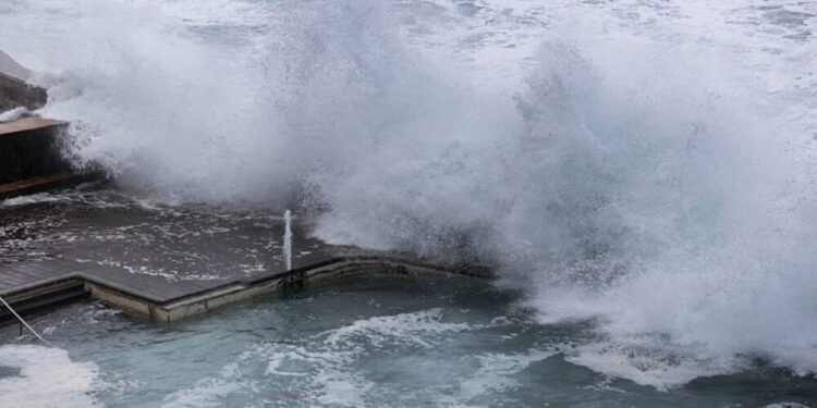 Marruecos en alerta roja: Olas de hasta 6,5 metros amenazan la costa atlántica tras el trágico balance de 37 muertos por las lluvias