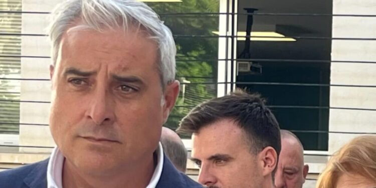 El nº 1 del PSOE de Torremolinos se manifestó junto a mujeres tras ser denunciado por acoso sexual