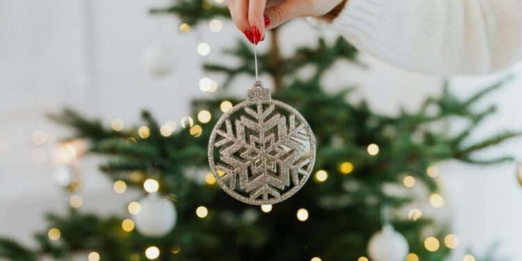 Navidad 2025: La fiebre del «menos es más» desbanca al árbol tradicional con el auge del estilo nórdico y el minimalismo