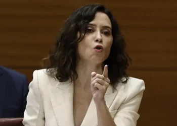 «La pusieron los señoros de La Moncloa que se subían la bragueta en su cara», dice Ayuso sobre Espinar