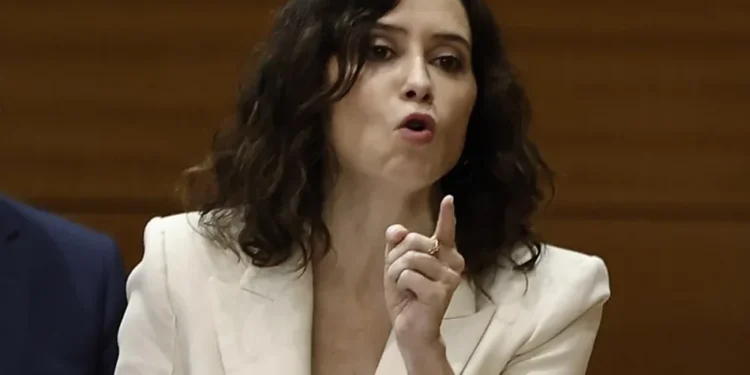 «La pusieron los señoros de La Moncloa que se subían la bragueta en su cara», dice Ayuso sobre Espinar