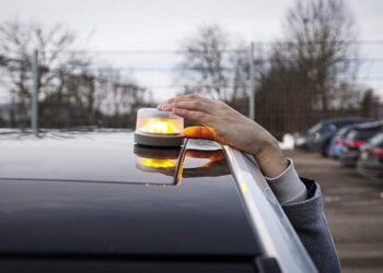 Consumidores alertan sobre posible fraude en la venta de balizas V-16 mientras Tráfico defiende la legalidad de los dispositivos