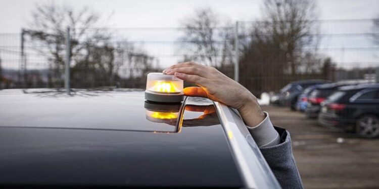 Consumidores alertan sobre posible fraude en la venta de balizas V-16 mientras Tráfico defiende la legalidad de los dispositivos