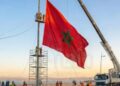 Marruecos coloca una gigantesca bandera nacional en Tánger para que sea visible desde la costa de España