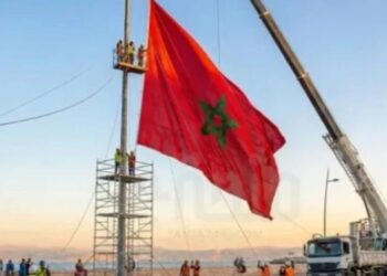 Marruecos coloca una gigantesca bandera nacional en Tánger para que sea visible desde la costa de España