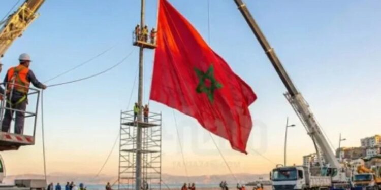Marruecos coloca una gigantesca bandera nacional en Tánger para que sea visible desde la costa de España