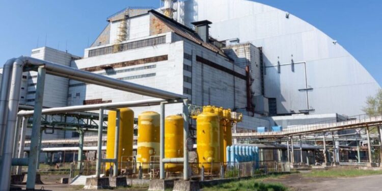 Alerta Nuclear en Chernóbil: El impacto de un dron abre un boquete de 15 m² y compromete el escudo protector, según el OIEA