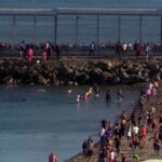 Familias marroquíes acuden a la frontera de Ceuta para reclamar hijos