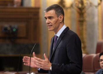 Sánchez rebaja el caso Salazar a «acoso laboral» y Feijóo le acusa de apoyar al acosador