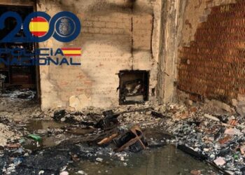 Un vecino incendia una vivienda y duerme plácidamente tras intentar matar a la familia
