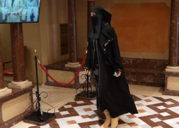 La diputada de Vox en Murcia usa un niqab en la Asamblea y reaviva el debate sobre el velo en Ceuta