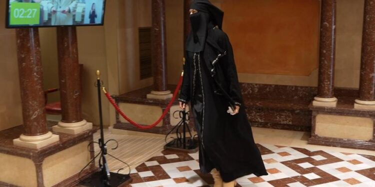 La diputada de Vox en Murcia usa un niqab en la Asamblea y reaviva el debate sobre el velo en Ceuta