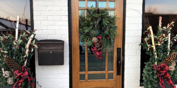 ¿Se puede decorar la puerta de casa por fuera con adornos navideños? Esto dice la Ley de Propiedad Horizontal