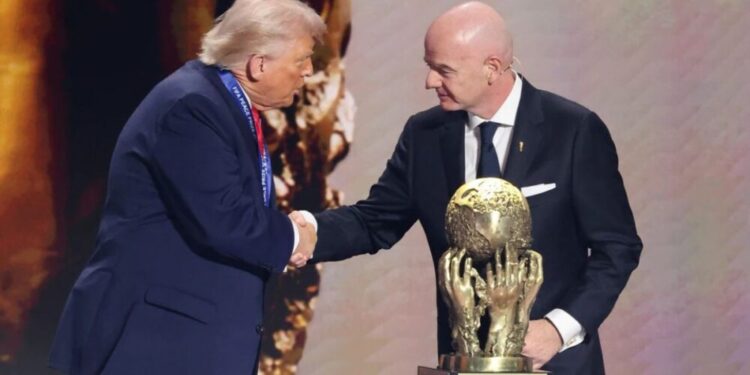 Sorteo del Mundial 2026: Donald Trump recibe el inédito «Premio de la Paz» de la FIFA de manos de Gianni Infantino