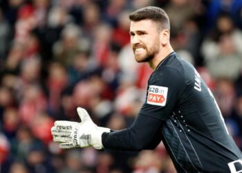 Simón y el Athletic frenan al PSG en una noche épica en San Mamés