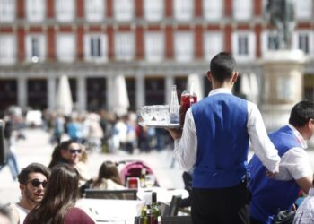 La caída de la hostelería frena la creación de empleo en noviembre en España