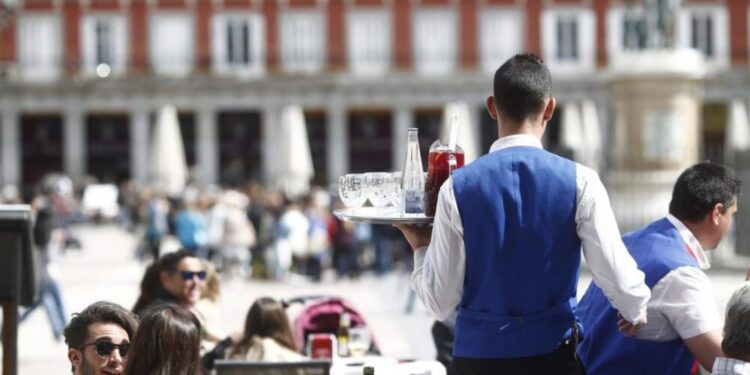 La caída de la hostelería frena la creación de empleo en noviembre en España