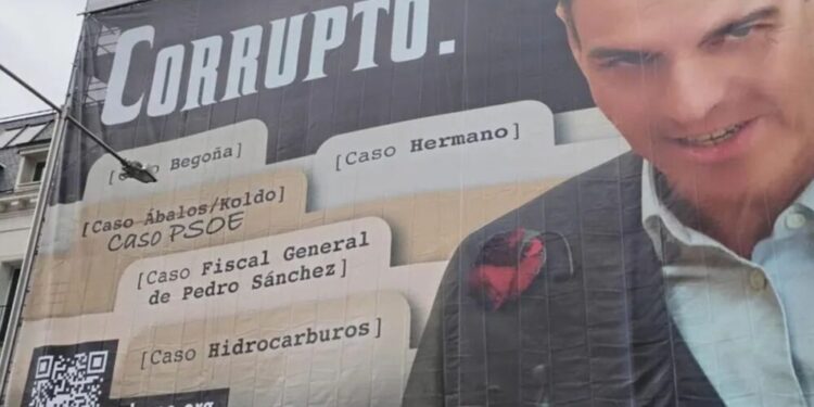 La Fiscalía también se alinea contra la lona de «Sánchez, corrupto» y ve un posible delito contra la integridad moral