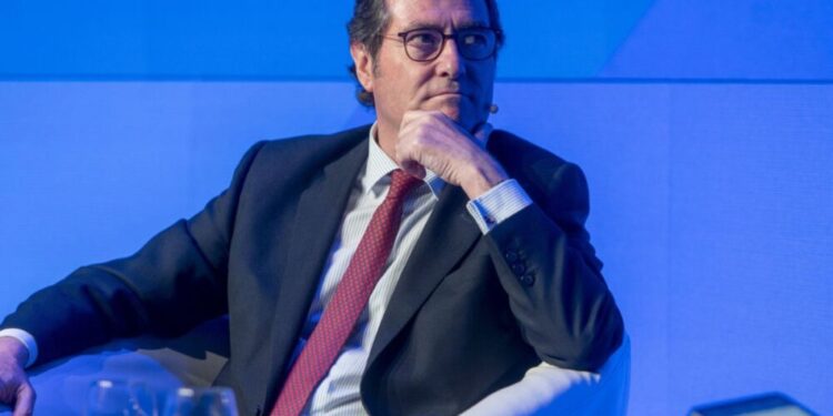 La CEOE acusa a Yolanda Díaz de usar el «rodillo y la motosierra» en la negociación colectiva: «Nos ha echado de la mesa»