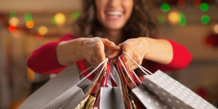 Alarma en el bolsillo: El gasto de Navidad se dispara 100 € y superará los 796 euros por persona en 2025