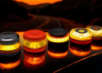 La DGT va más allá de las polémicas balizas V16: llega la baliza V27, y esta sí será gratuita