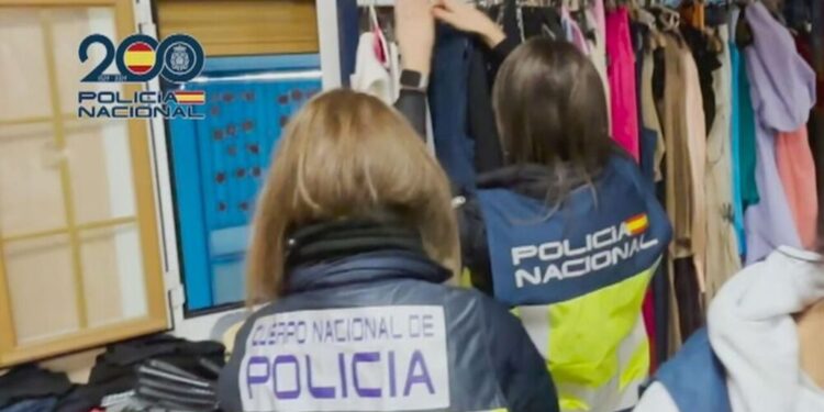 Una pareja detenida por traficar con ropa y calzado robados de Inditex valorados en 1,5 millones de euros