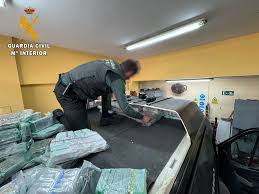 Cuatro años y cinco meses de prisión por transportar 820 kilos de hachís en una furgoneta camuflada