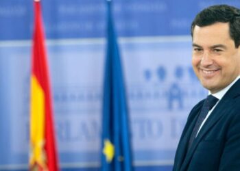 Moreno rubrica el «acuerdo histórico» que transformará las condiciones laborales de 80.000 empleados públicos andaluces