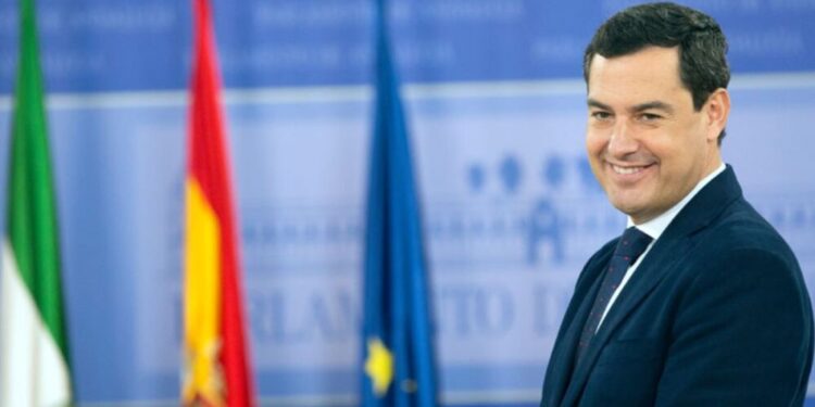 Moreno rubrica el «acuerdo histórico» que transformará las condiciones laborales de 80.000 empleados públicos andaluces