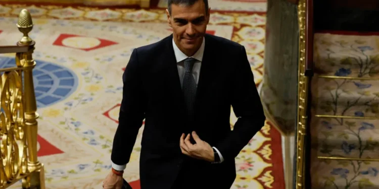 El PSOE intenta frenar una crisis galopante con ceses y purgas internas