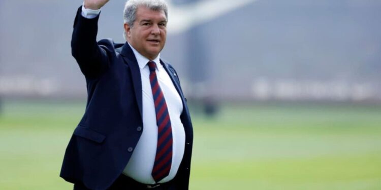 Laporta opone «libertad» a «poder» del Real Madrid, mientras el Barça se enfrenta a la sombra de Negreira y los favores del CSD