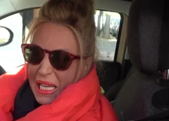 Lágrimas en la calle: Lydia Lozano, rota de dolor al hablar del estado crítico de su marido