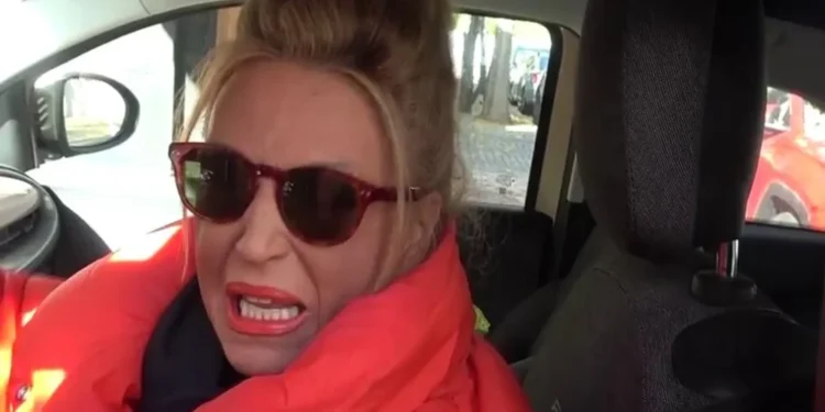 Lágrimas en la calle: Lydia Lozano, rota de dolor al hablar del estado crítico de su marido