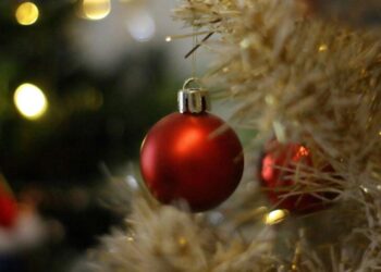 La razón histórica por la que las bolas rojas son el adorno más clásico del árbol de Navidad