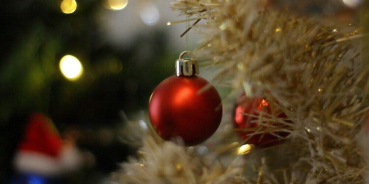 La razón histórica por la que las bolas rojas son el adorno más clásico del árbol de Navidad