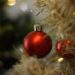 La razón histórica por la que las bolas rojas son el adorno más clásico del árbol de Navidad