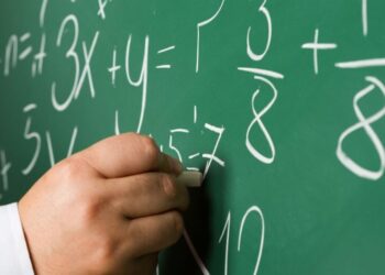 El Gobierno andaluz aprueba el decreto que reconoce la autoridad del profesorado y garantiza su protección jurídica y psicológica