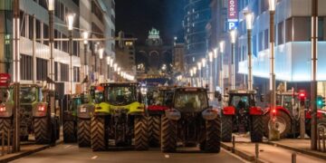 El campo sitia Bruselas contra el pacto con Mercosur y el tijeretazo del 20% en las ayudas de la PAC